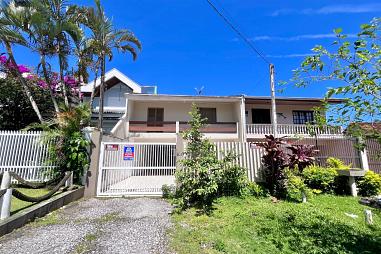 CAIOBÁ - SOBRADO COM 3 DORMÍTÓRIOS, CHURRASQUEIRA, 2 QUADRAS DA PRAIA