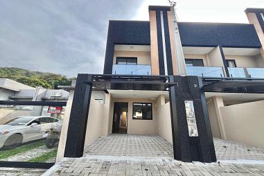 Sobrado à Venda no Centro de Matinhos | 2 Quartos + Suíte | Próx. às Praias