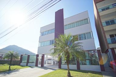 Cobertura Linear Mobiliada e Decorada com Terraço Privativo em Caiobá – 3 Dorms, 2 Suítes, 2 Vagas – 197m² úteis